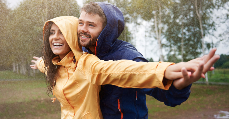 pareja bajo la lluvia